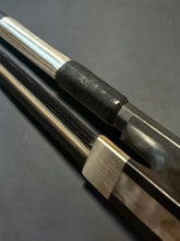 Load image into Gallery viewer, Spectrum Trio Bow - Violin 4/4